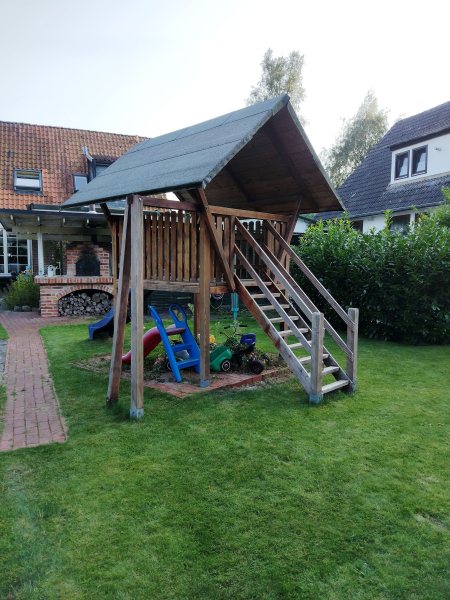 Kletterhaus mit Treppe zur Rutsche