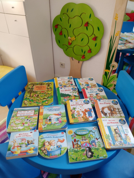 Kinderspieltisch mit verschiedenen Kinderbüchern